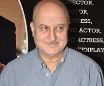 Anupam Kher dedicates play to father