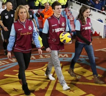West Ham pay tribute to England hero Moore