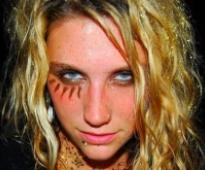 Kesha gives underwear a miss at awards night