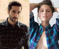 When men pose the same way as women