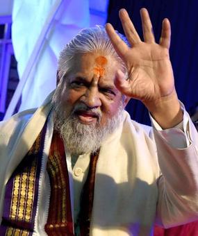 Controversial godman Chandraswami cremated, VIPs remain absent Controversial godman Chandraswami cremated, VIPs remain absent