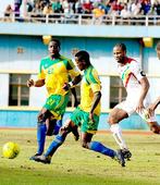 Algeria edge Benin to go top