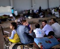 20,000 Syria refugees 'trapped'