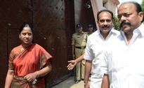 Konda Surekha promises to remain with YSRC