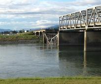 Bridge collapses in Washington state — cars, people in water