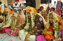 27 Sikh couples marry in Sa...
