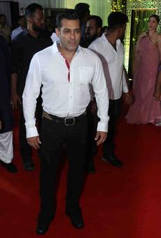 PIX: Salman, Iulia at Baba Siddique's Iftar party PIX: Salman, Iulia at Baba Siddique's Iftar party