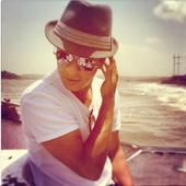 Chennai Express: Shah Rukh Goes Aamir Khan's Way, Wears Fedora Hat in Film [PHOTOS]