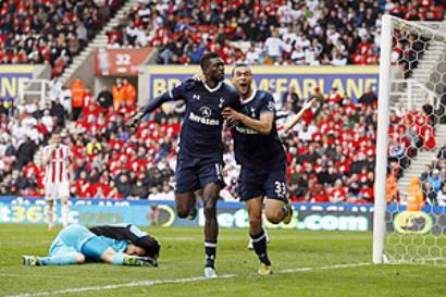 Adebayor strike keeps Spurs in Champions League race