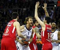 Anadolu Efes stays alive in Euroleague, displaying strong performance to beat Olympiacos