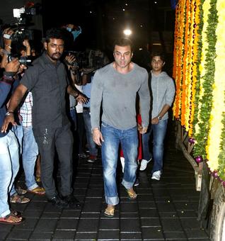 PIX: Sohail Khan at sister Arpita's Ganpati Visarjan PIX: Sohail Khan at sister Arpita's Ganpati Visarjan