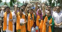 Sarabjit's family returns to India, his condition continues to be critical