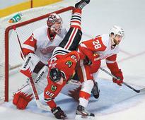 Blackhawks edge Red Wings