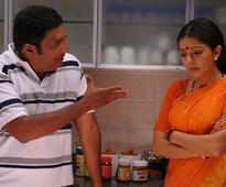 Prakash Raj and Bhumika Chawla in : Pen Adimai Illai