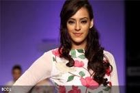 Hazel Keech dazzled the ramp at the Lakme Fashion Week