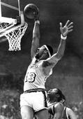 Phil Jackson compares Wilt Chamberlain and Shaquille O'Neal